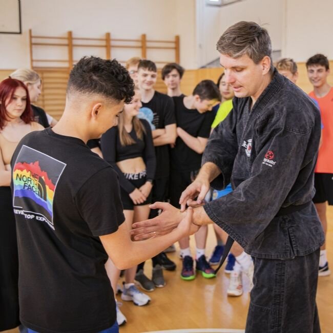 Zájem o kurzy sebeobrany na školách roste, kraj jich letos podpoří více než čtyřicítku