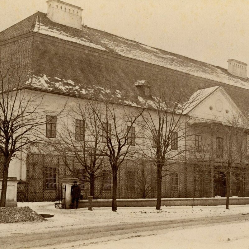 Hrabě Rudolf Kinský před svým zámkem na fotografii z roku 1885, kterou pořídila jeho první žena Alžběta Wilczková.