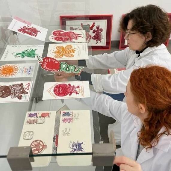 Autorka grafického vizuálu ke Zpívánkám Kornelie Němečková vystaví svá díla ve Slováckém muzeu. Foto z instalace výstavy.