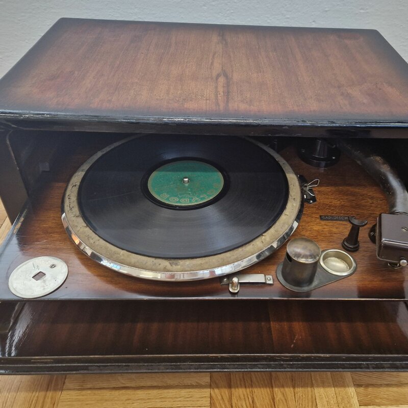 Slovácké muzeum připravilo výstavu ke sto letům od vzniku rozhlasu v Brně   