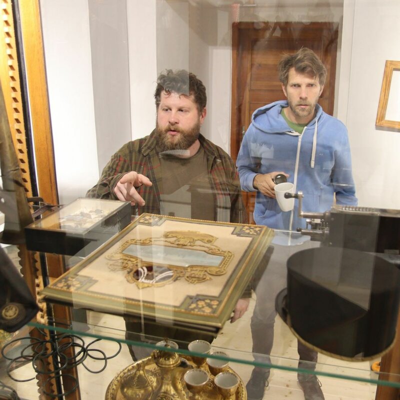 Kurátor výstavy Pavel Mašláň (vlevo) dolaďuje poslední detaily s hlavním výstaváře Janem Chlápkem.