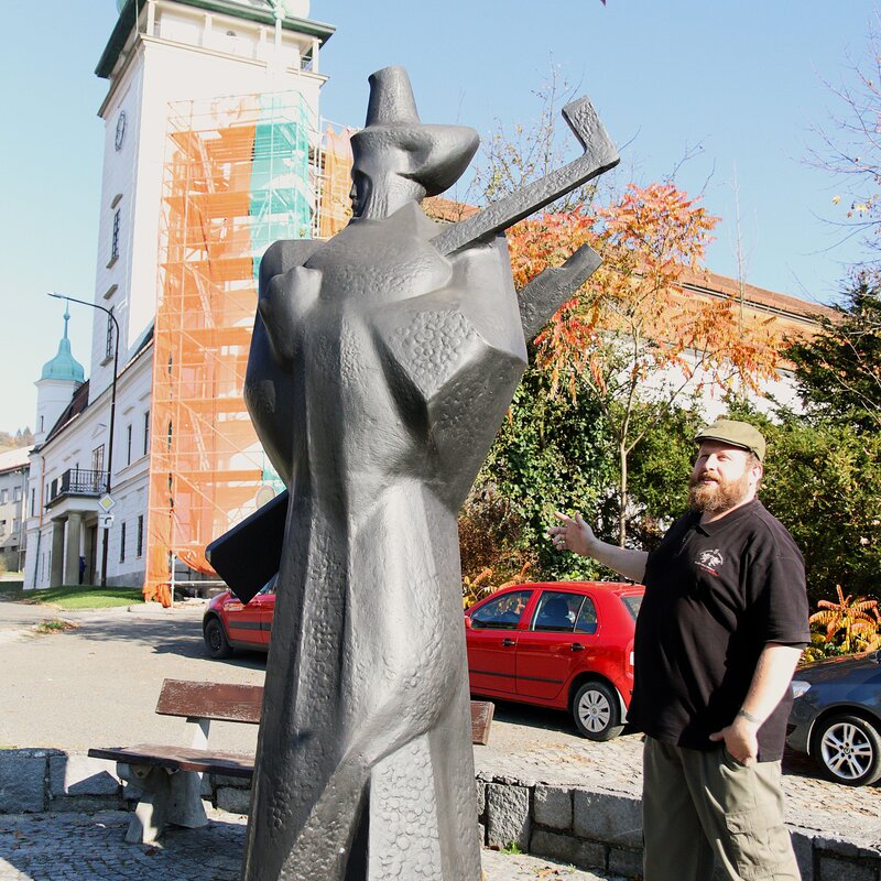 Historik Muzea regionu Valašsko stojí u sochy valašského rebela před zámkem Vsetín, připomínající oběti bitvy na Bílé hoře z roku 1620