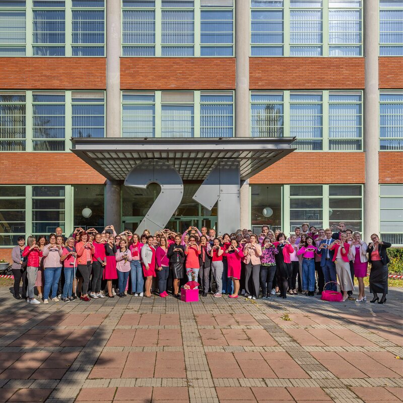 Zaměstnanci krajského úřadu se připojili ke kampani Růžový říjen na podporu prevence rakoviny prsu.