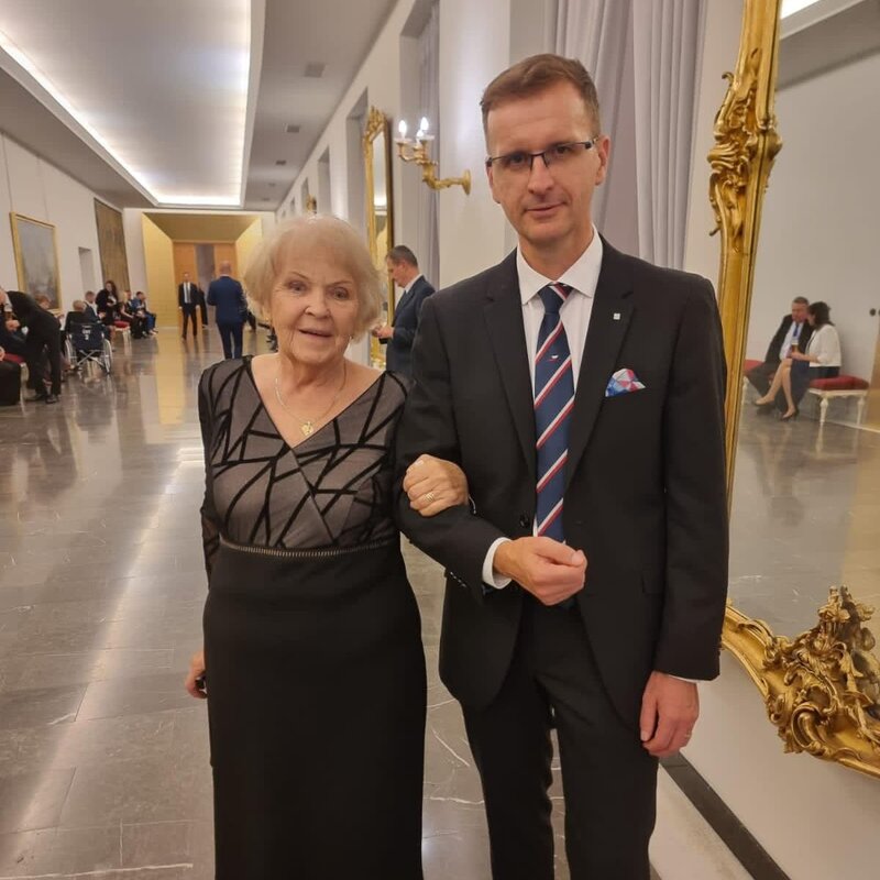 Zdena Wasserbauerová s hejtmanem Radimem Holišem po udělení státních vyznamenání na Pražském hradě.