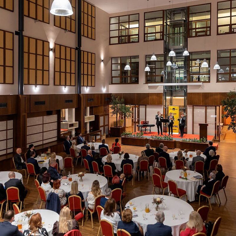 Osobnosti nemocnic a záchranky Zlínského kraje převzaly ocenění za svou práci.