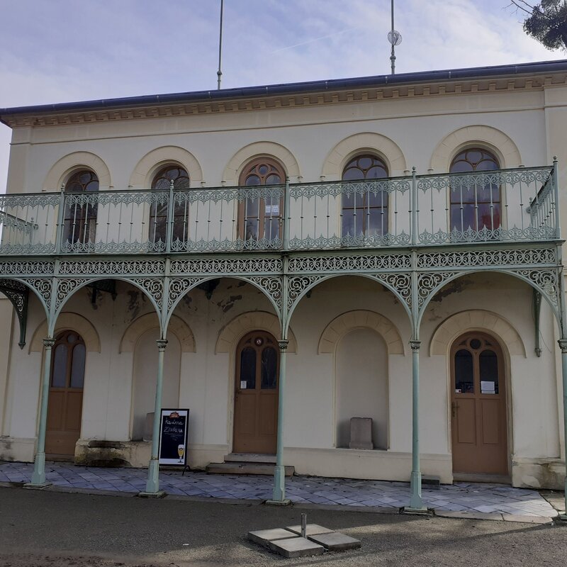 Kraj hodlá přispět na obnovu Rybářského pavilonu a voliéry u Pavího dvora v Podzámecké zahradě v Kroměříži.