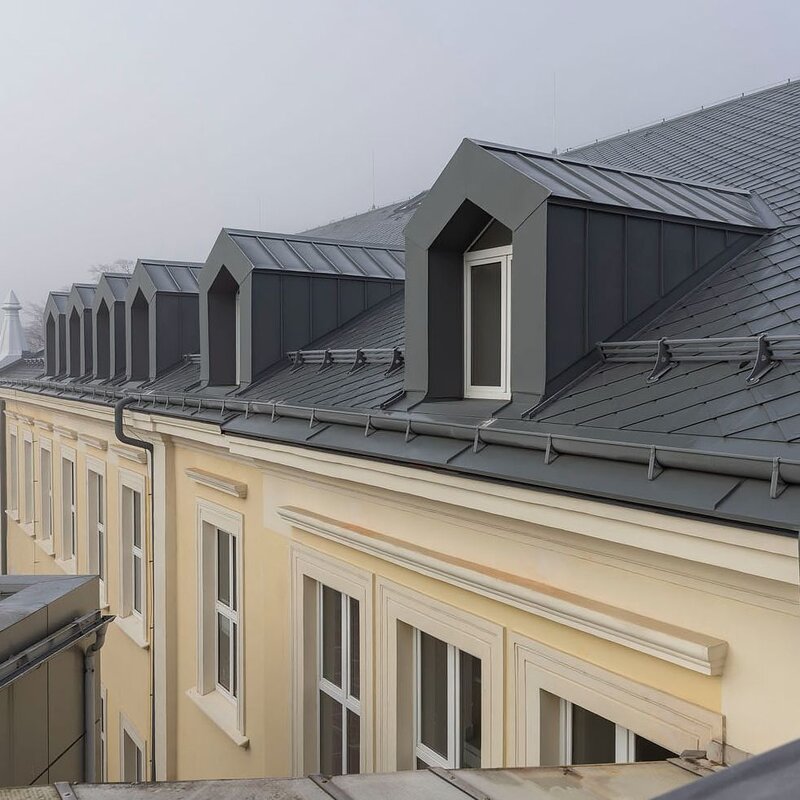 Nová střecha na Obchodní akademii Uherské Hradiště