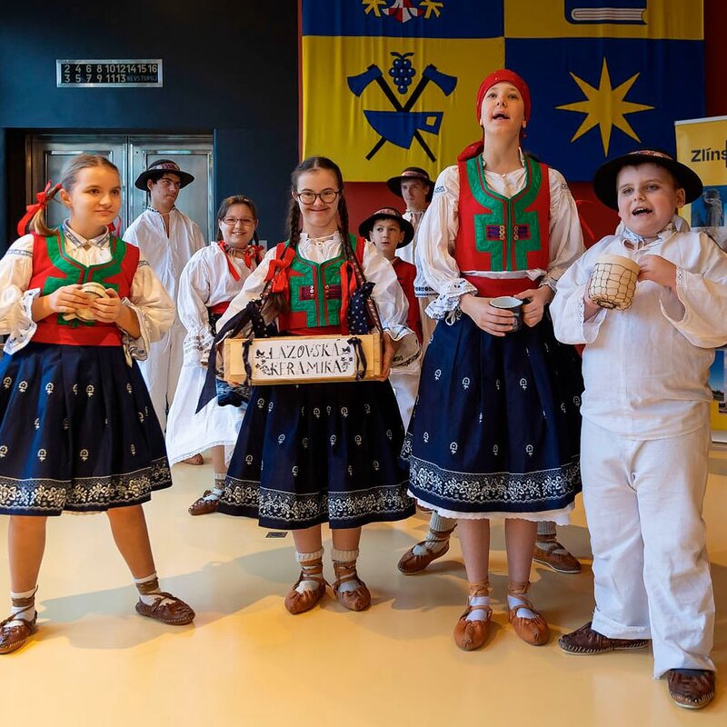 Děti ze souboru Lazovínek vystoupily s vánočním pásmem v Baťově mrakodrapu.