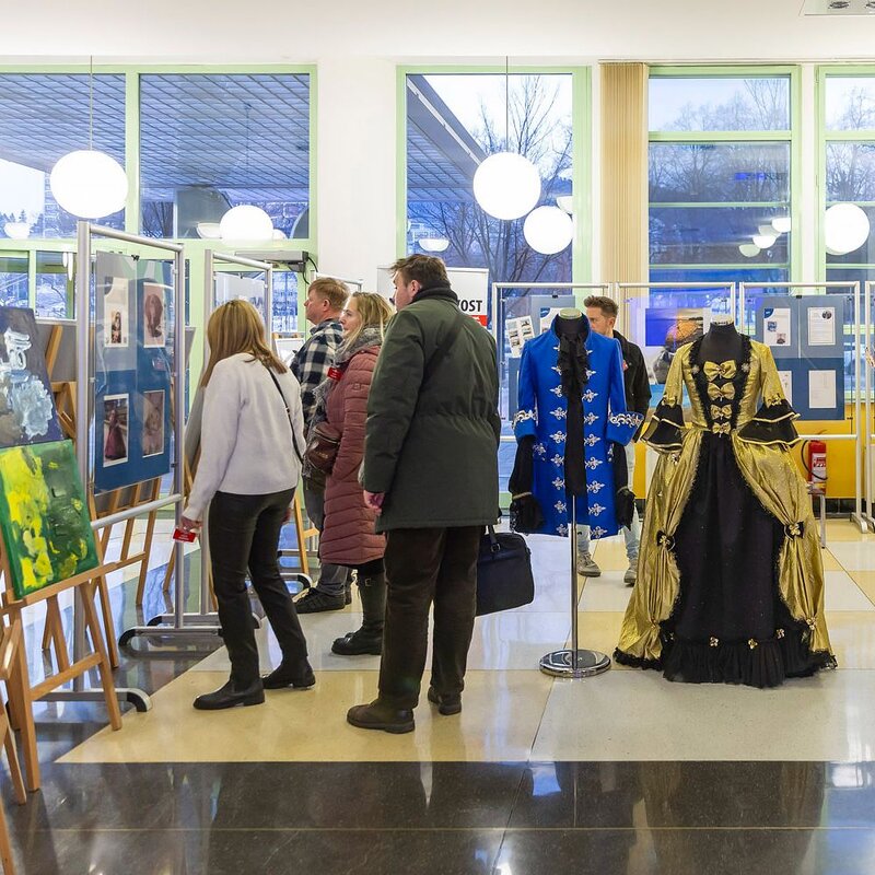 Výstava na krajském úřadě představuje tvorbu lidí na spektru autismu.