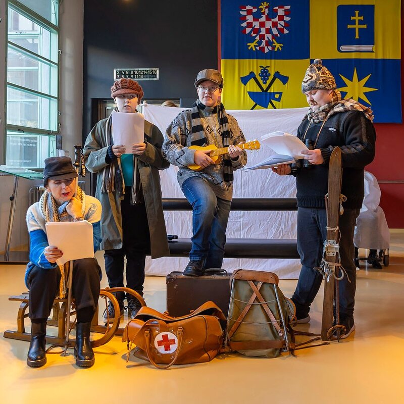 Dobytí severního pólu. Představení dětí z Hradiště přineslo do Baťova mrakodrapu cimrmanovský humor.