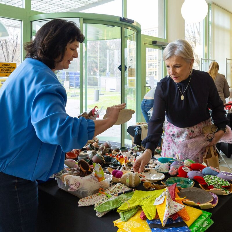 Dobročinný velikonoční jarmark v Baťově mrakodrapu podpořil chráněné dílny i sociální podniky.
