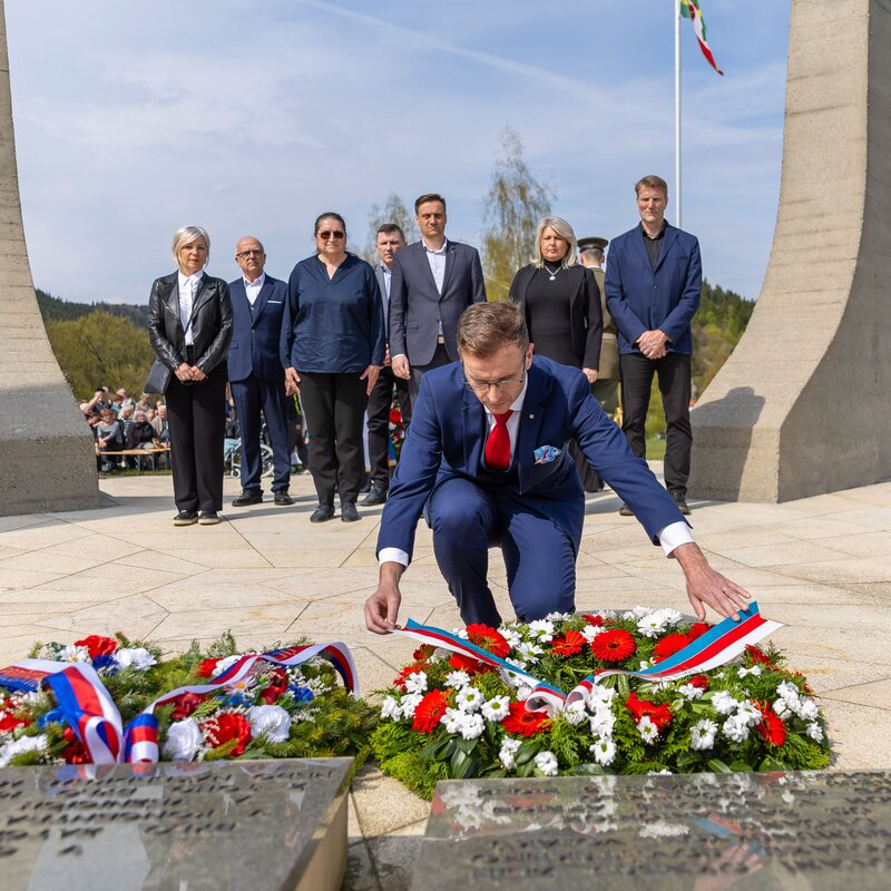 Představitelé kraje uctili památku obětí tragédií na Ploštině, Vařákových Pasekách, v Leskovci a v Prlově.