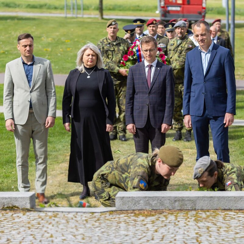 Krajští radní se zúčastnili pietního aktu k 81. výročí osvobození Zlína.
