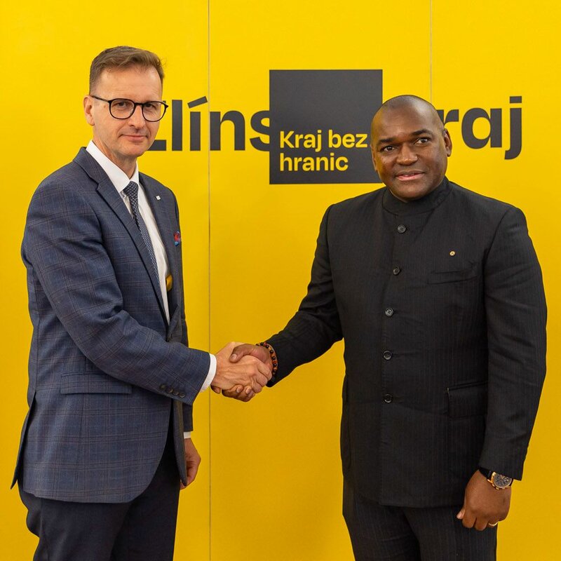 Hejtman Radim Holiš a ministr dopravy, námořního obchodu a logistiky Gabonské republiky Ulrich Manfoumbi Manfoumbi