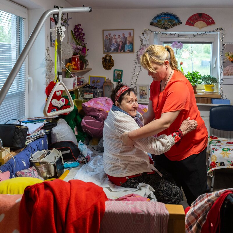 Za paní Vlastou dochází osobní asistentka z Charity Vsetín.