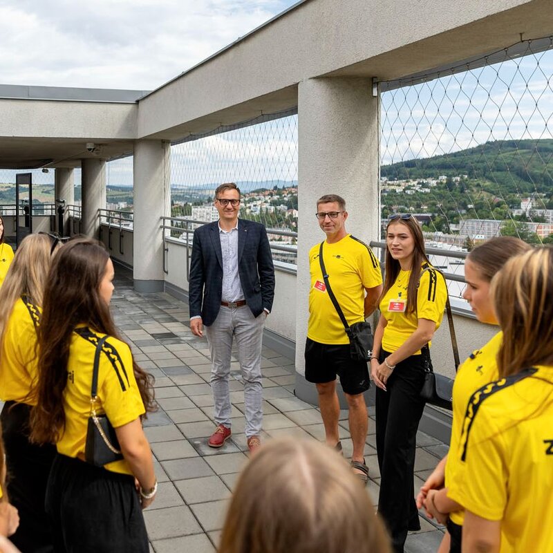 Radní Miroslav Zemánek přijal mladé florbalistky