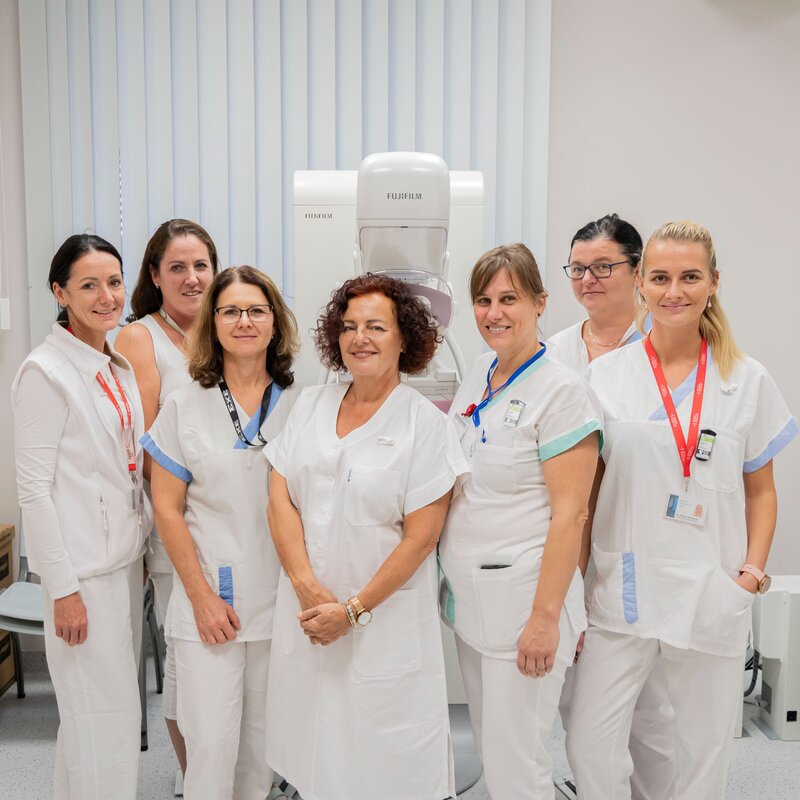 Ivana Vávrová (uprostřed) je vedoucí lékařkou Mamodiagnostického centra Krajské nemocnice T. Bati.