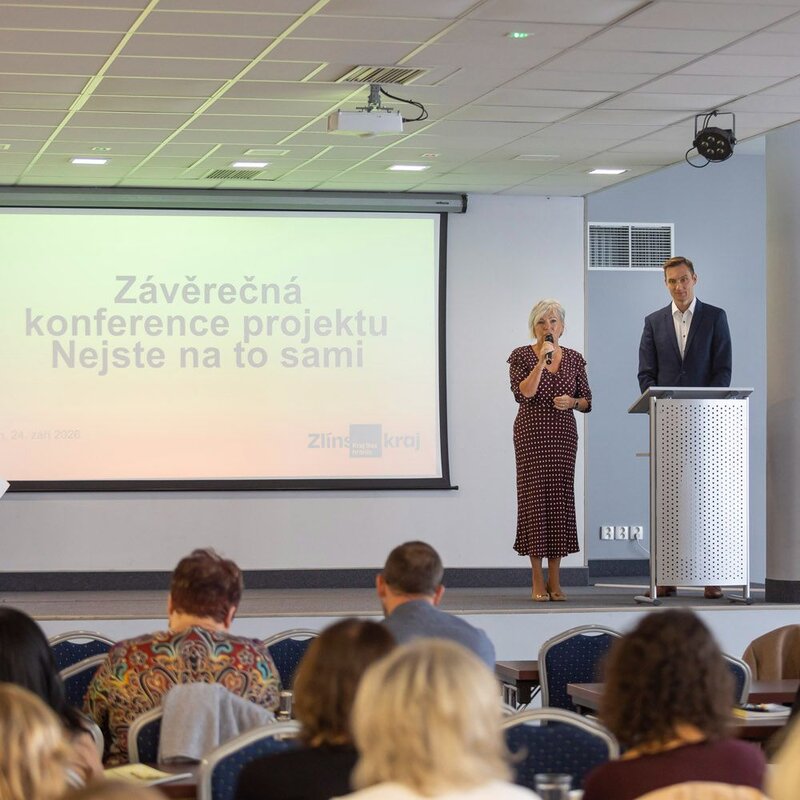 Desítky proškolených odborníků i konkrétní pomoc pro 149 lidí. Zlínský kraj představil výsledky projektu Nejste na to sami.