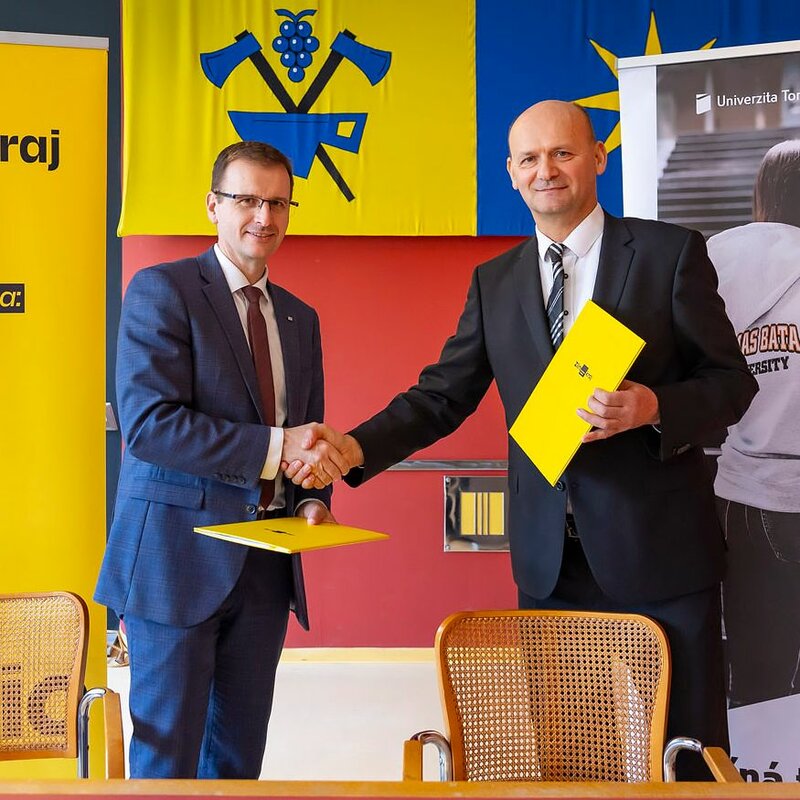 Radim Holiš a Milan Adámek (zleva) při podpisu smlouvy