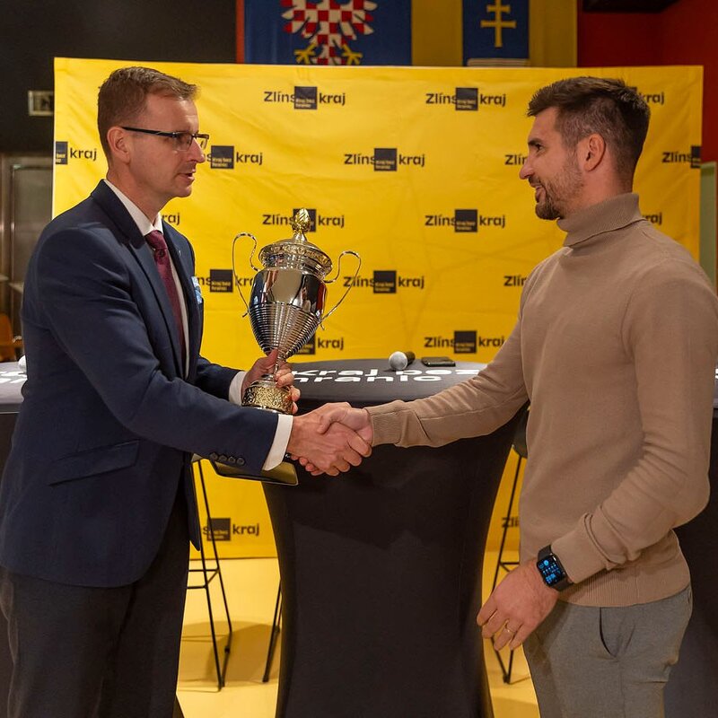 Hejtman předává pohár