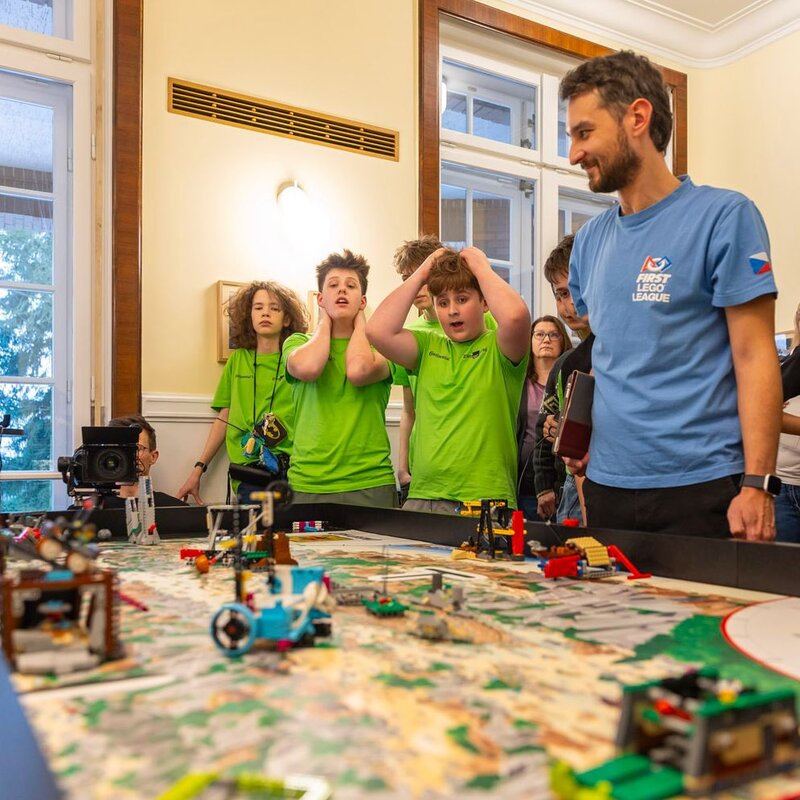 Žáci soutěžili v programování robotů z Lega. Pomůže jim to zlepšit technické dovednosti i posílit spolupráci.