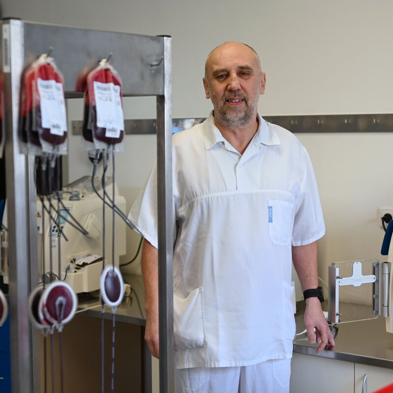 Primář Hematologicko transfuzního oddělení Uherskohradišťské nemocnice René Kamrla.