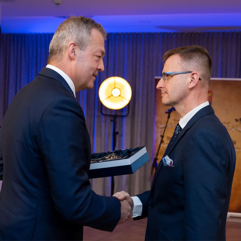 Hejtman Holiš obdržel ocenění od Trenčínského kraje.