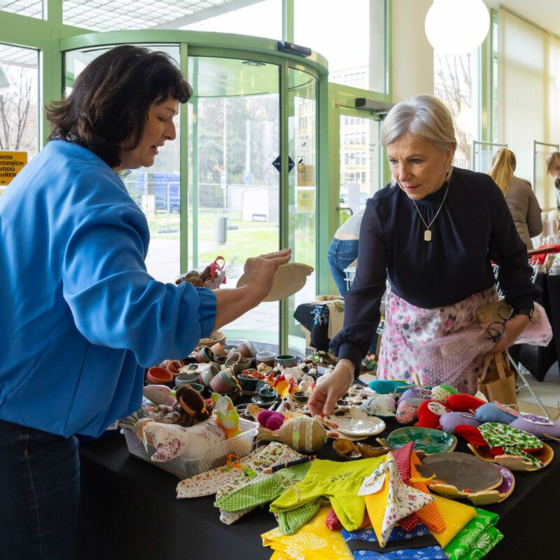 Dobročinný velikonoční jarmark v Baťově mrakodrapu podpořil chráněné dílny i sociální podniky.
