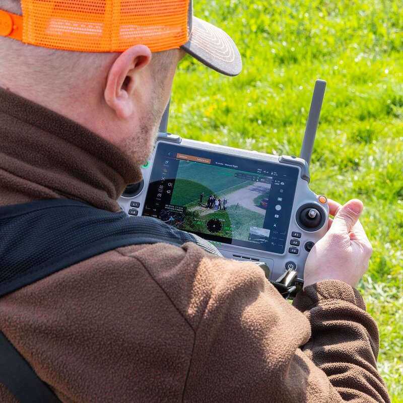 Myslivci už využívají drony pořízené z krajských dotací. Pomáhají chránit mláďata při sečích.