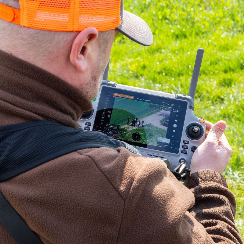 Myslivci už využívají drony pořízené z krajských dotací. Pomáhají chránit mláďata při sečích