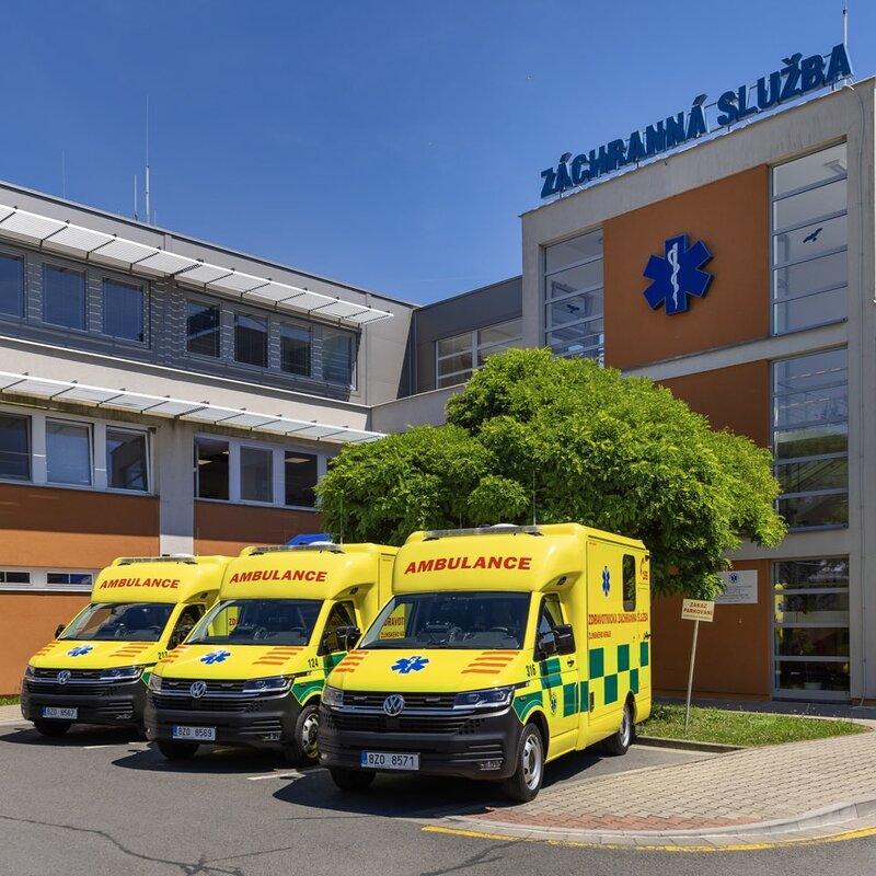 Tři nové sanitky pro záchranáře ve Zlíně, Uherském Hradišti a Kroměříži – spolehlivější výjezdy, lepší zázemí pro posádky