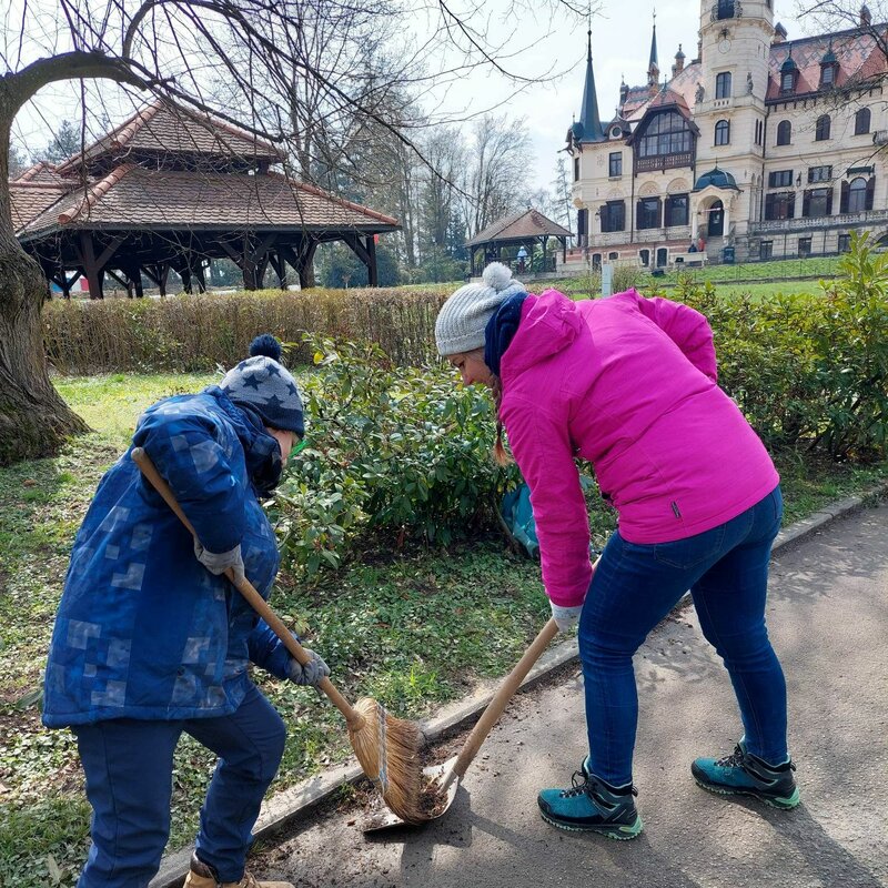 Zaměstnanci krajského úřadu se zapojili do akce Ukliďme svět. Vyrazili na hrad Lukov i do areálu zlínské ZOO