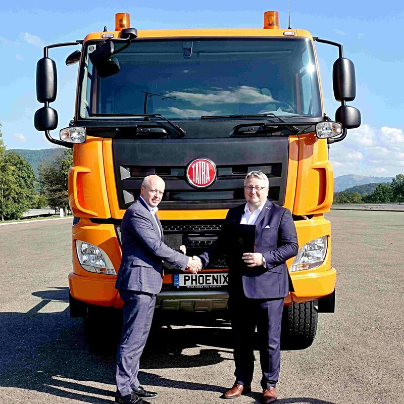 zleva: náměstak hejtmana Radek Doležel a generální ředitel TATRA Trucks Lukáš Andrýsek