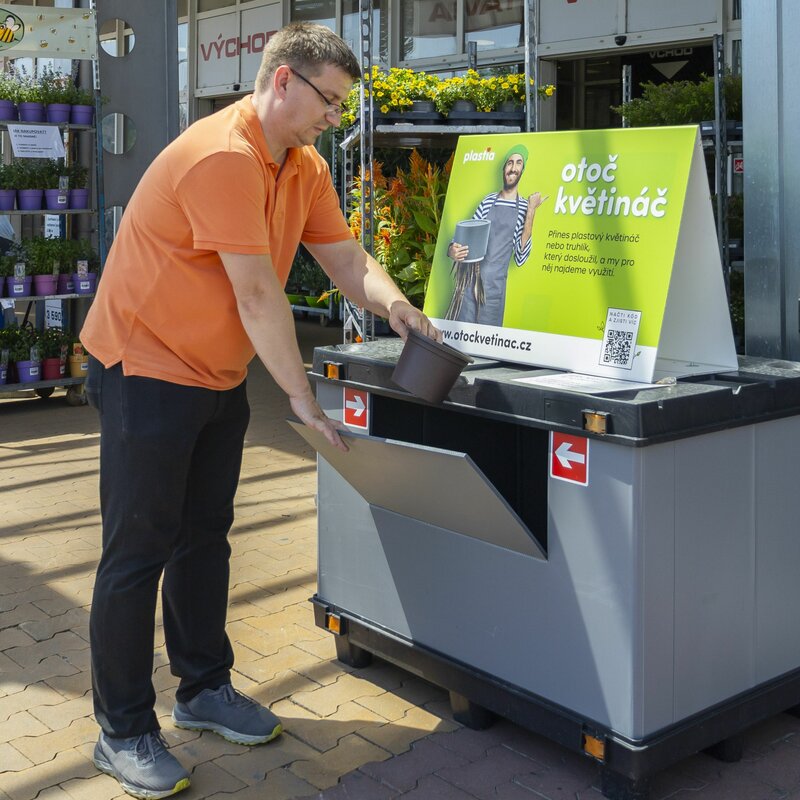 Sběrné místo před UNI HOBBY Marketem Zlín