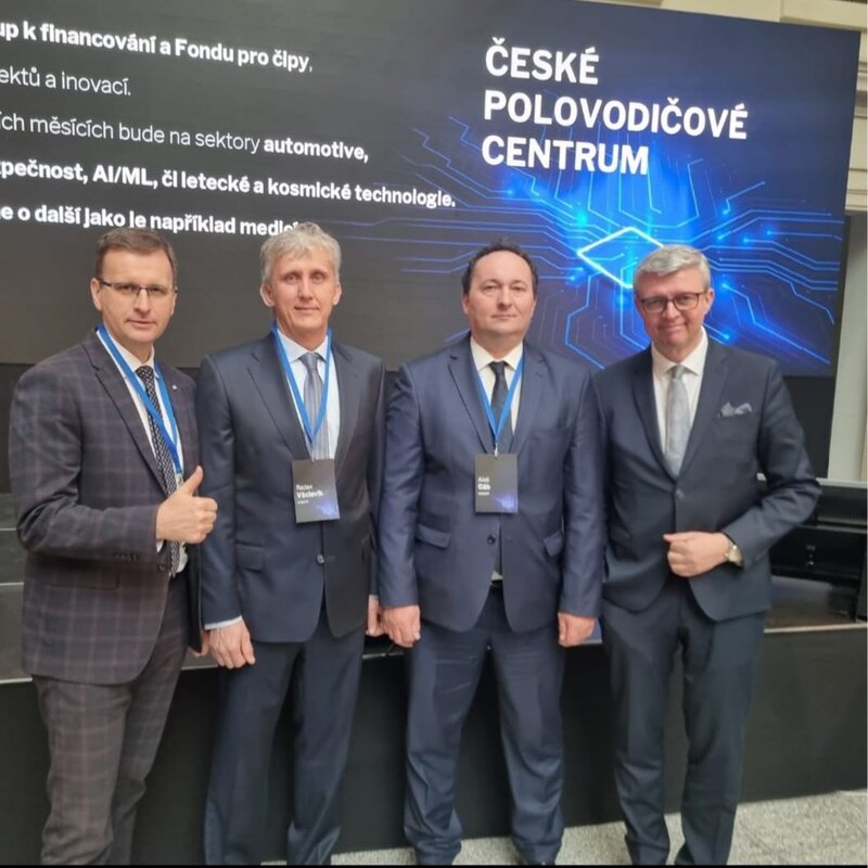 Radim Holiš, zastupci společnosti onsemi, Karel Havlíček (zleva)