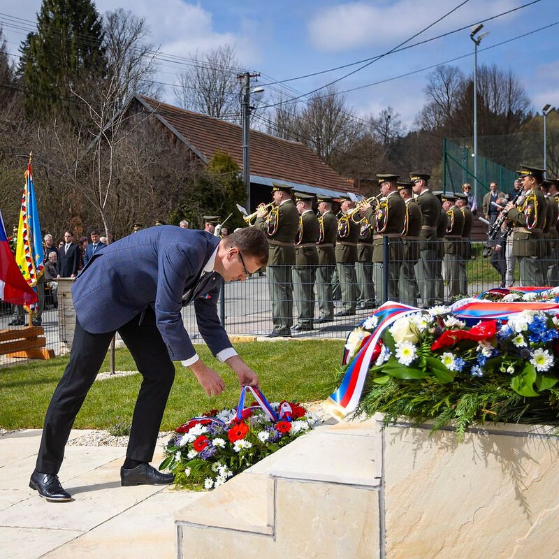 Hejtman Radim Holiš na pietním aktu v Prlově