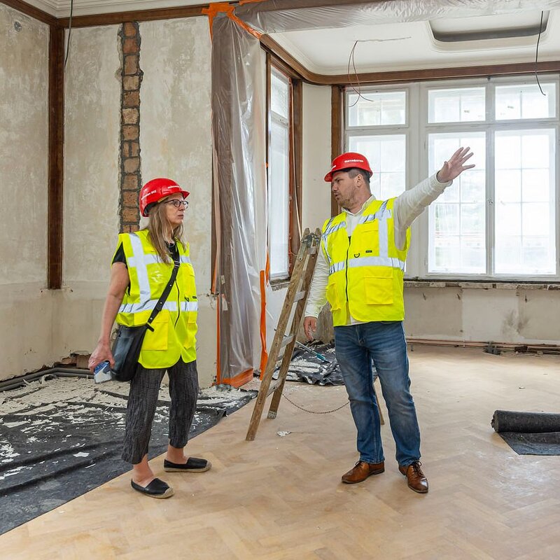 Luci Čipera při prohlídce vily