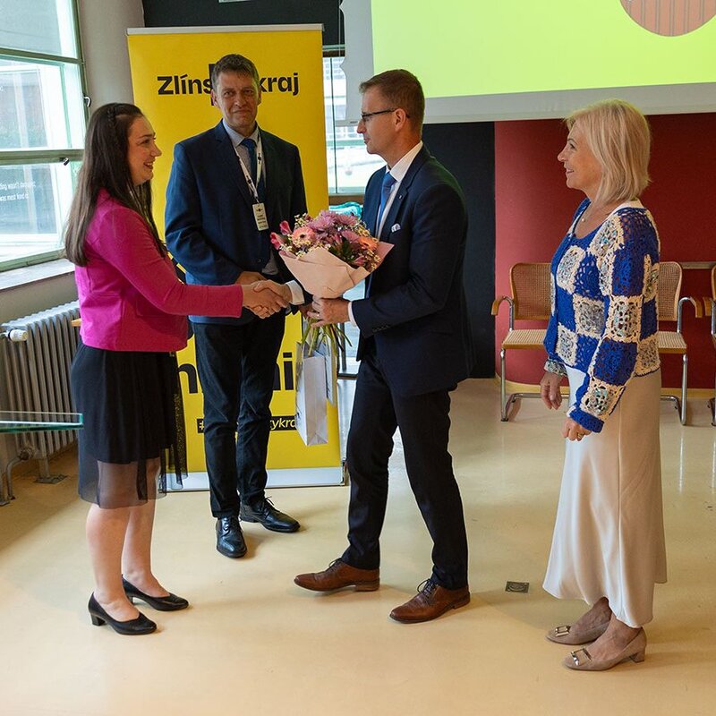 Zástupci Jablůnky si přebírají certifikát