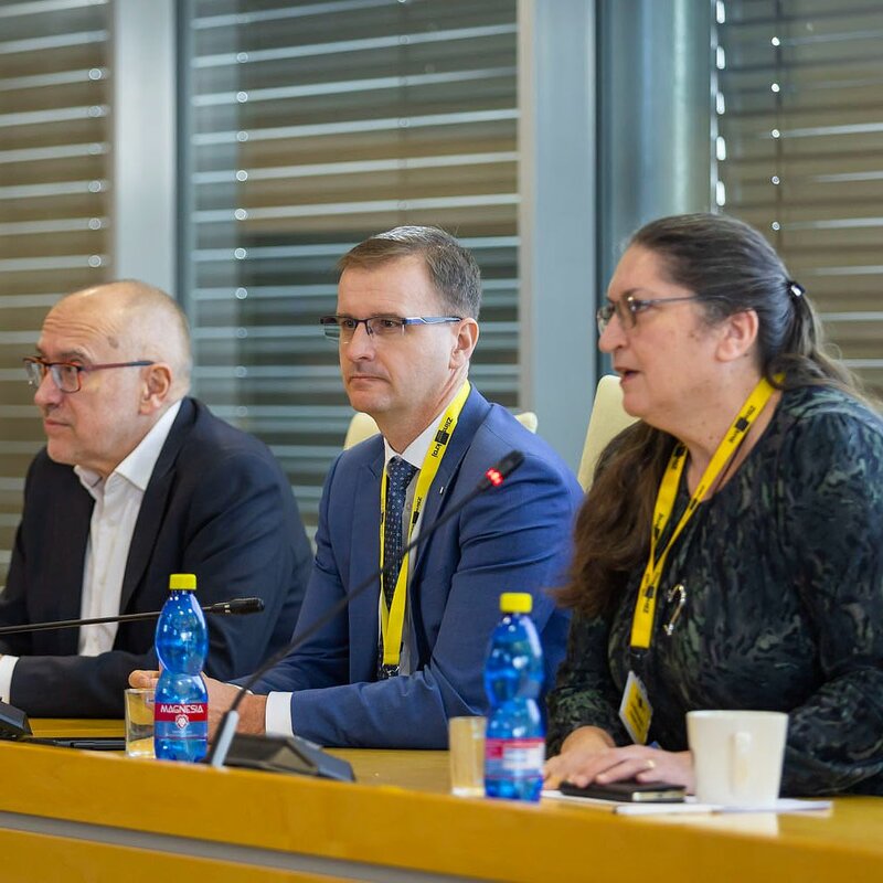 Hejtman Radim Holiš a radní Jindra Mikuláštíková při debatě s ministrem školství Mikulášem Bekem