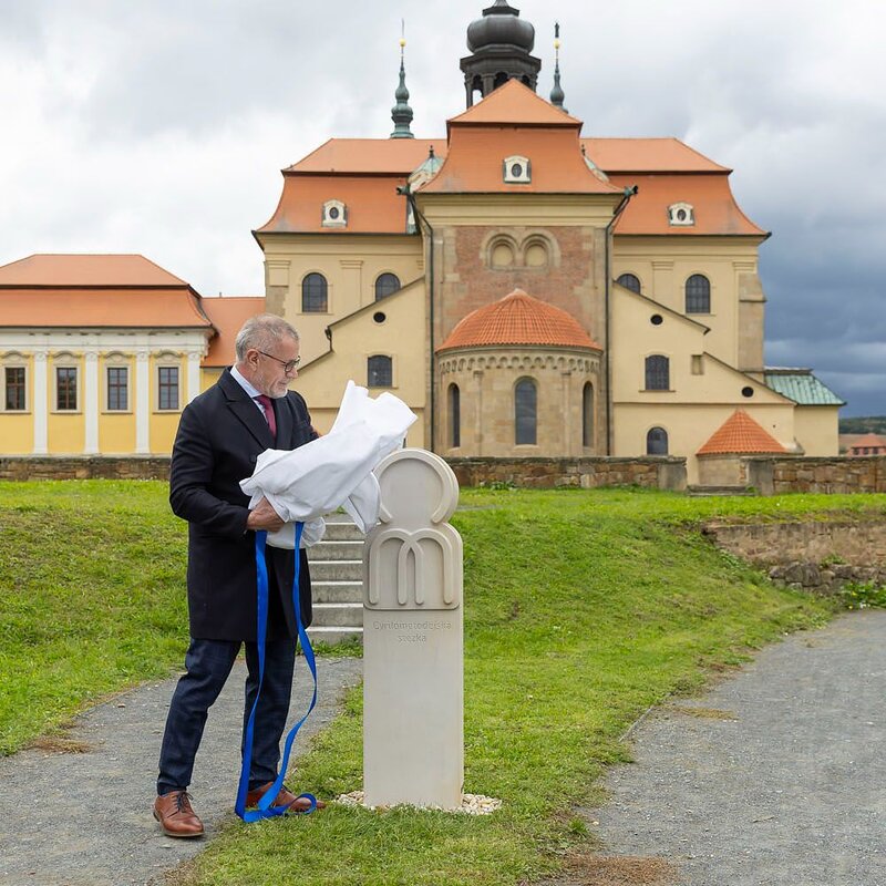 Na Velehradě bude vítat poutníky nový milníkový kámen Cyrilometodějské stezky.
