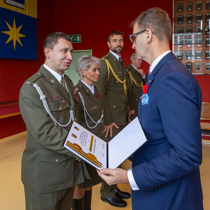 Předání medailí s motivem Josefa Valčíka