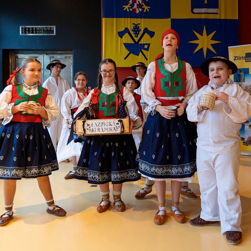 Děti ze souboru Lazovínek vystoupily s vánočním pásmem v Baťově mrakodrapu.