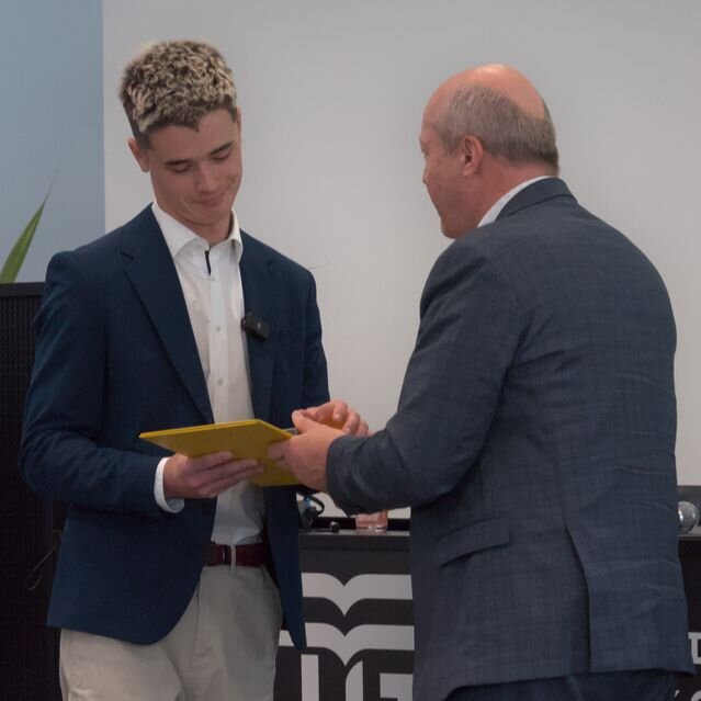 Radek Doležel předává ocenění Maxi Jandorovi