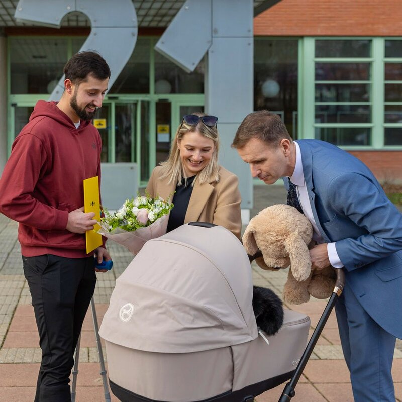 Hejtman Holiš pozdravil letošní první miminko Zlínského kraje.