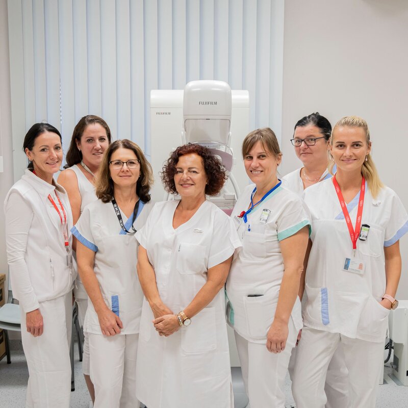 Ivana Vávrová (uprostřed) je vedoucí lékařkou Mamodiagnostického centra Krajské nemocnice T. Bati.